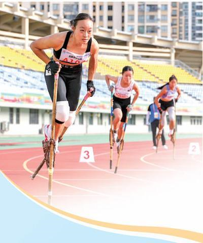 運動員在高腳競速項目女子200米復(fù)賽中。本報記者 厲衍飛攝