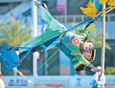 青海隊選手表演土族輪子秋。新華社記者 曹祎銘攝