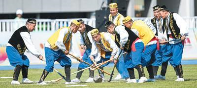 寧夏隊選手表演抽老牛。新華社記者 曹祎銘攝