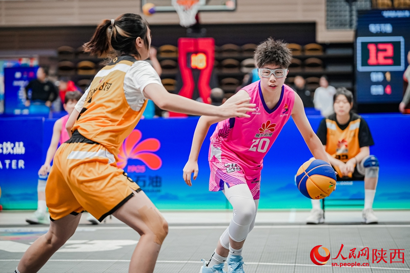 陜西省第二屆三人籃球聯(lián)賽總決賽現(xiàn)場(chǎng)，速度與激情碰撞。人民網(wǎng)記者 孫挺攝