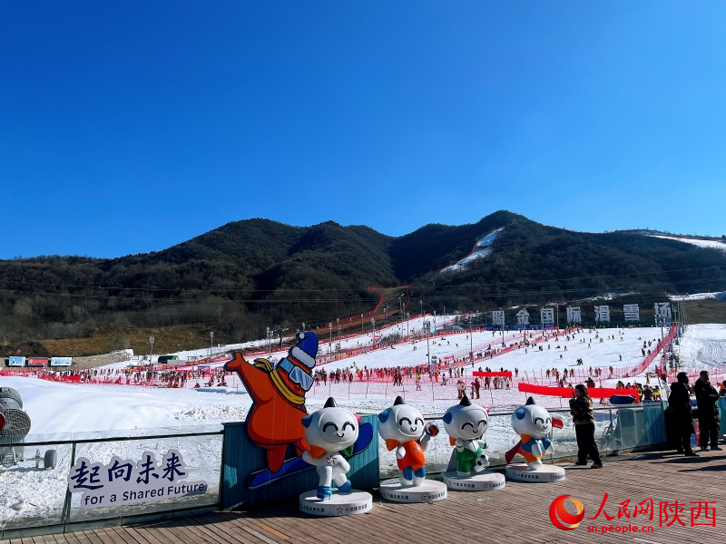 陜西銅川照金國際滑雪場，2024-2025雪季已開啟。人民網(wǎng)記者 魏鑫攝