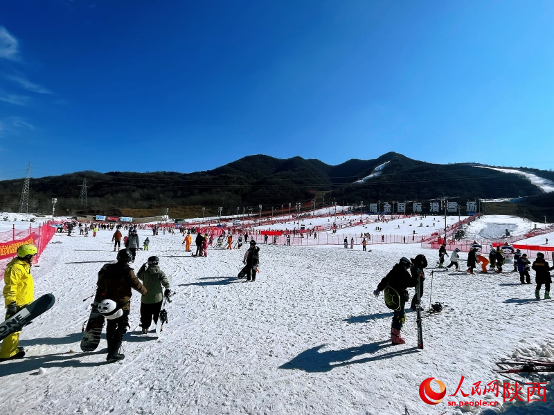 陜西銅川照金國際滑雪場，2024-2025雪季已開啟。人民網(wǎng)記者 魏鑫攝