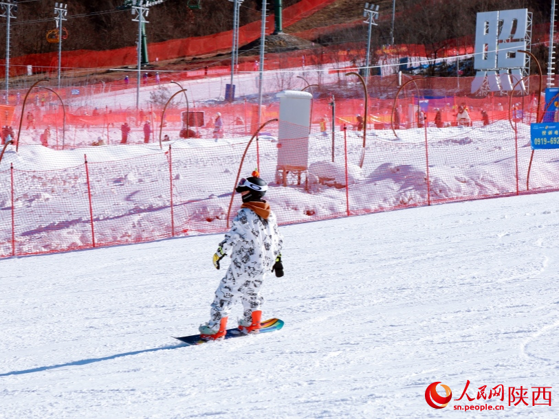 雪友們?cè)诨﹫?chǎng)滑雪，盡情體驗(yàn)滑雪運(yùn)動(dòng)帶來(lái)的快樂(lè)。人民網(wǎng)記者 魏鑫攝