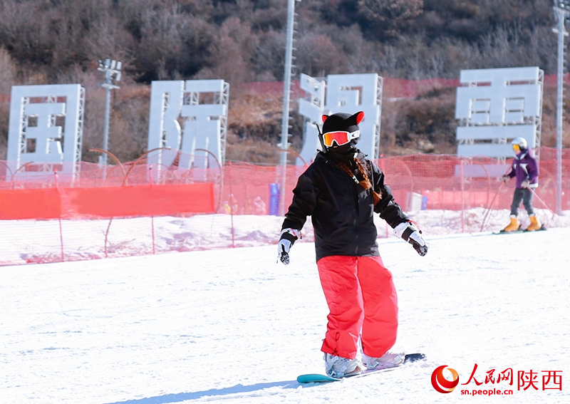 雪友們在滑雪場滑雪，盡情體驗(yàn)滑雪運(yùn)動帶來的快樂。人民網(wǎng)記者 魏鑫攝