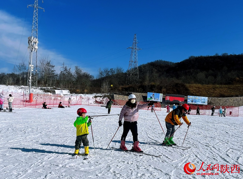 雪友們?cè)诨﹫?chǎng)滑雪，盡情體驗(yàn)滑雪運(yùn)動(dòng)帶來(lái)的快樂(lè)。人民網(wǎng)記者 魏鑫攝