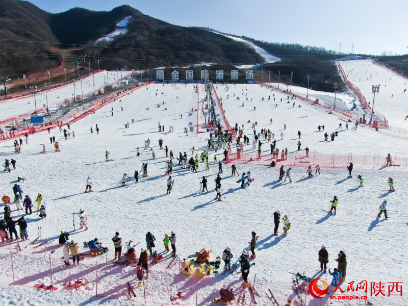 雪友們?cè)诨﹫龌?，盡情體驗(yàn)滑雪運(yùn)動(dòng)帶來的快樂。人民網(wǎng)記者 魏鑫攝