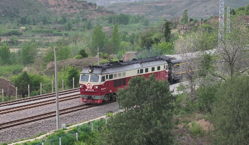 改造前，甘鐘鐵路的運(yùn)輸列車采用內(nèi)燃機(jī)車牽引（資料圖）。孟浩 攝