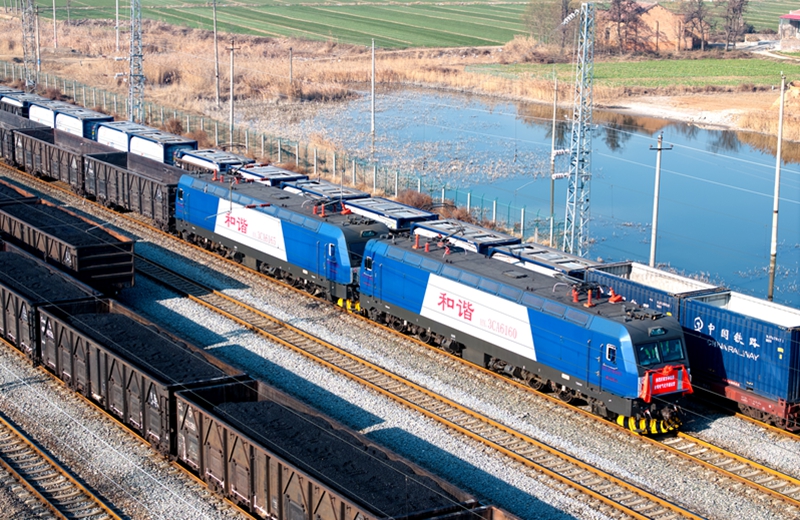 改造后，在甘鐘鐵路運(yùn)行的列車采用HXD3型電力機(jī)車牽引。王曉剛 攝
