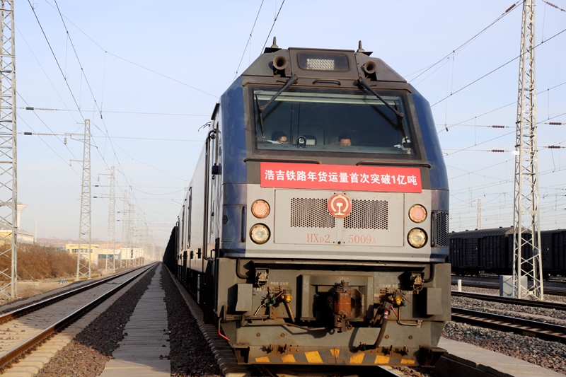 68661次列車從浩吉鐵路靖邊東站駛出。張奕攝