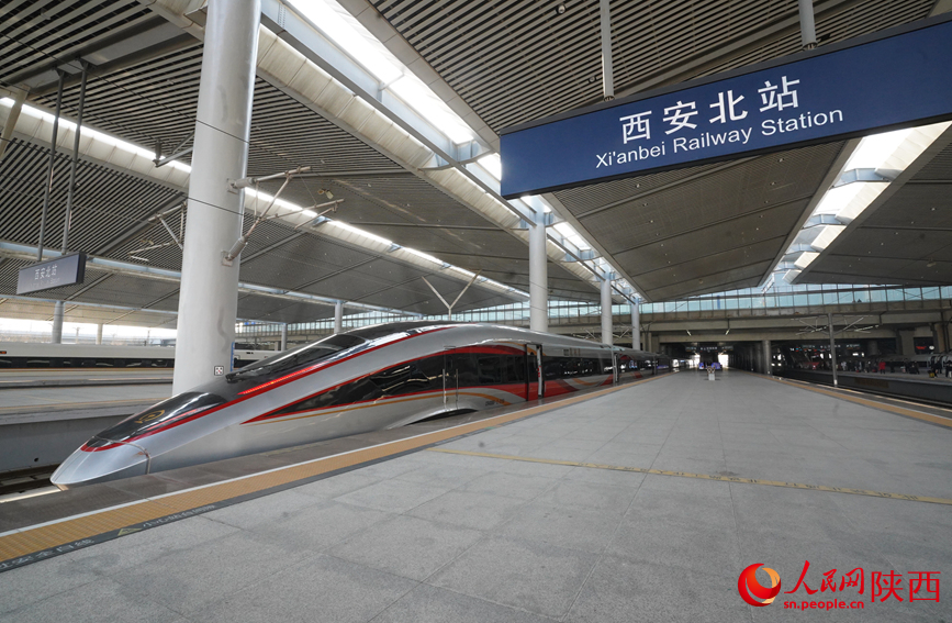 “新年列車(chē)”在西安北站等待出發(fā)。人民網(wǎng)記者 賈凱璐攝