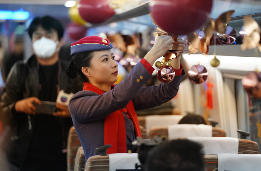 列車工作人員細(xì)心布置車廂，營造新年氛圍。尤艇攝