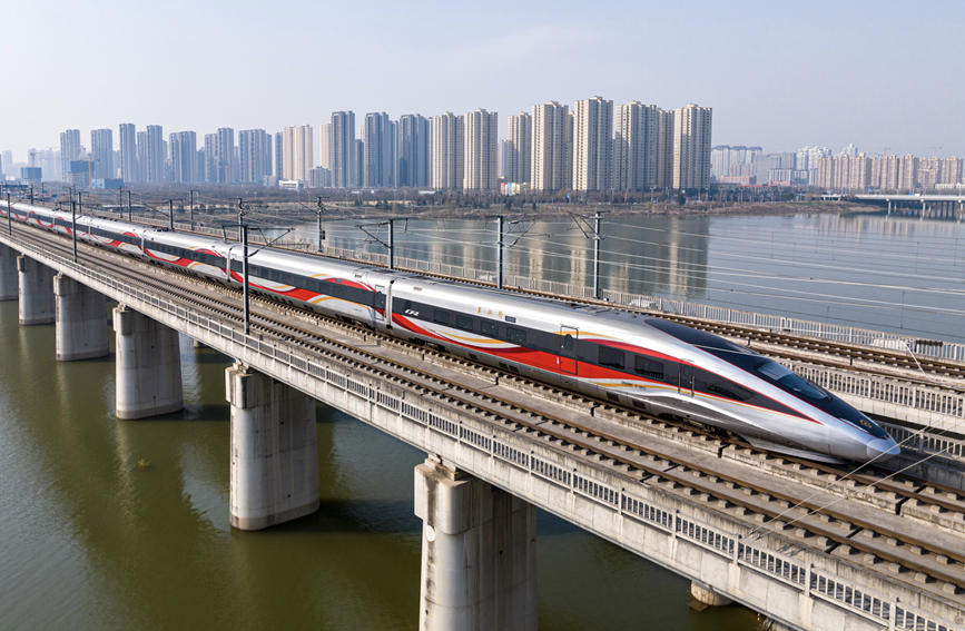 “新年列車”G2028/5次列車駛過鄭西高鐵灞河大橋。曹欣攝