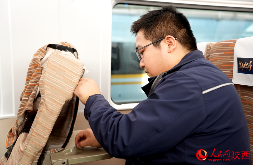 西安動車段工作人員正在對車輛座椅進行狀態(tài)檢查。人民網(wǎng)記者 賈凱璐攝