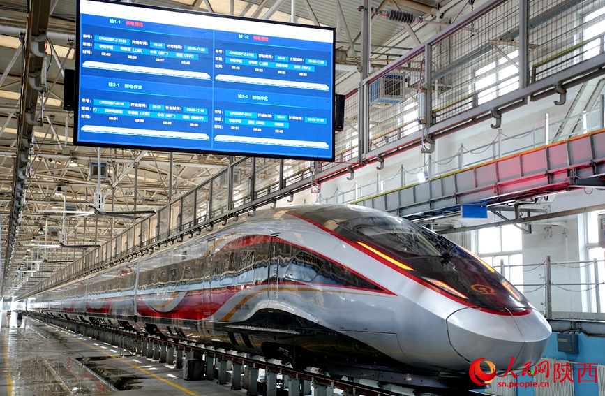 西安動車段鄭西運用車間內，復興號智能動車整裝待發(fā)。人民網(wǎng)記者 賈凱璐攝