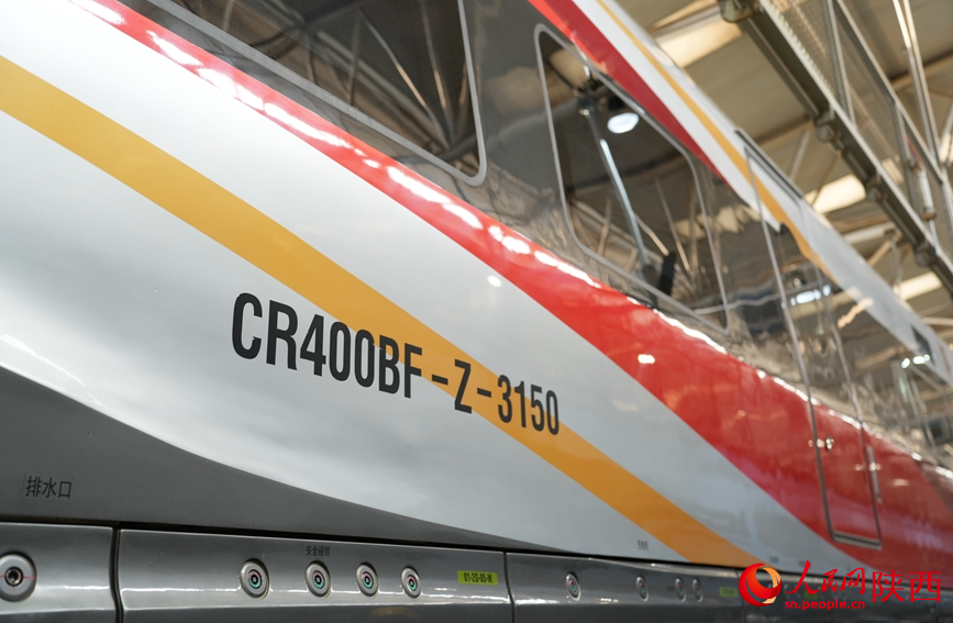 西北首趟直達(dá)香港的高鐵由CR400BF-Z型復(fù)興號智能動車組擔(dān)當(dāng)。人民網(wǎng)記者 賈凱璐攝