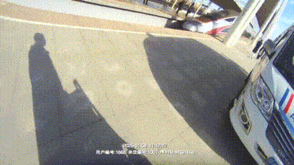11:47分列車臨時?？亢?，120救護車已提前在站臺等候。視頻截圖