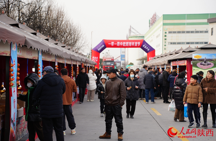 第二屆中歐班列年貨節(jié)現(xiàn)場(chǎng)年味兒十足。人民網(wǎng)記者 賈凱璐攝