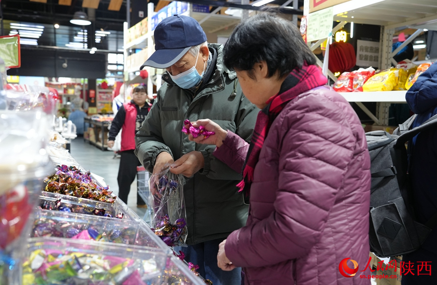 市民正在選購“洋年貨”。人民網(wǎng)記者 賈凱璐攝