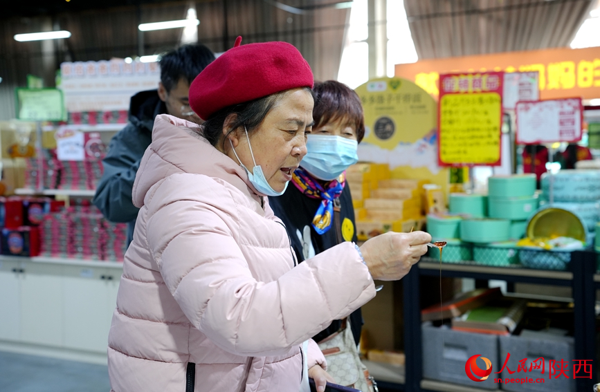 在愛菊健康生活體驗館內(nèi)，消費者挑選“洋年貨”。人民網(wǎng)記者 賈凱璐攝
