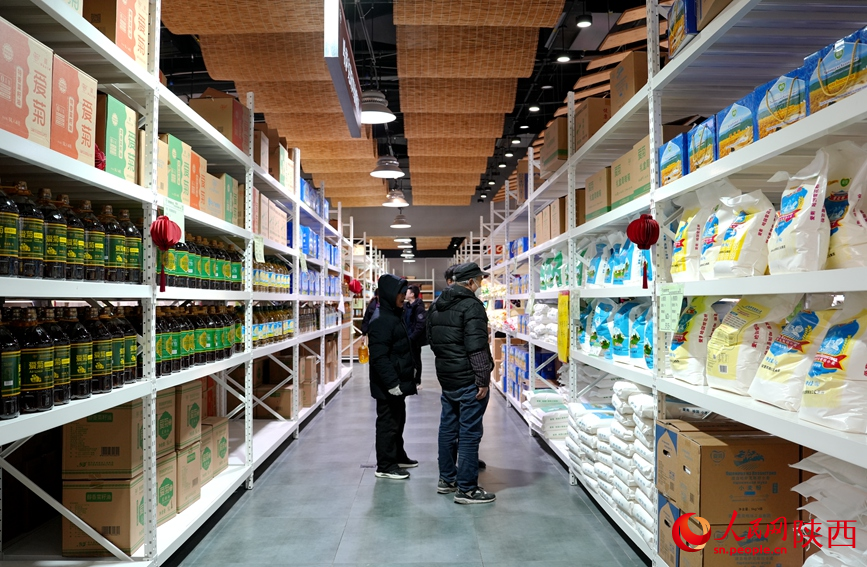 愛菊健康生活體驗館內(nèi)，哈薩克斯坦的糧油產(chǎn)品種類繁多。人民網(wǎng)記者 賈凱璐攝
