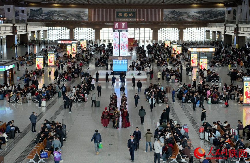 春運(yùn)首日西安站候車大廳內(nèi)旅客增多。人民網(wǎng)記者 賈凱璐攝
