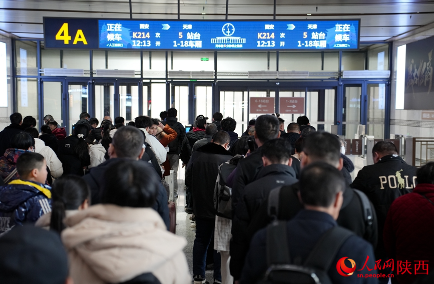 西安站候車大廳內(nèi)，等待檢票的旅客有序排隊(duì)。人民網(wǎng)記者 賈凱璐攝