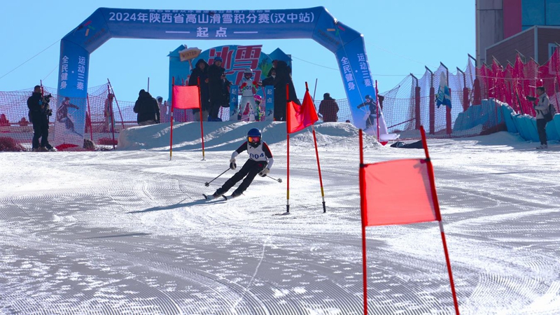 陜西省高山滑雪積分賽（漢中站）現(xiàn)場(chǎng)，上演“速度與激情”。漢中市體育局供圖