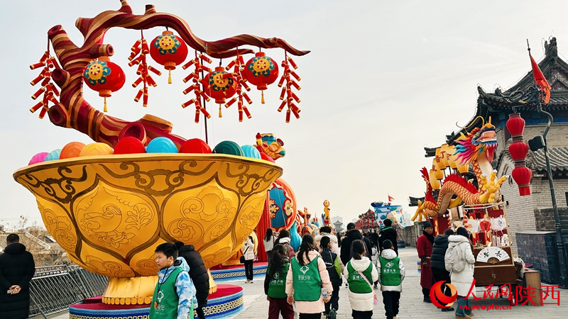 城墻上已經(jīng)有游客前來參觀。人民網(wǎng)記者 白鴿攝
