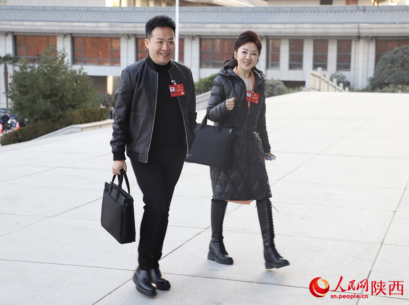 委員們步入會場。人民網(wǎng)記者 鄒星攝