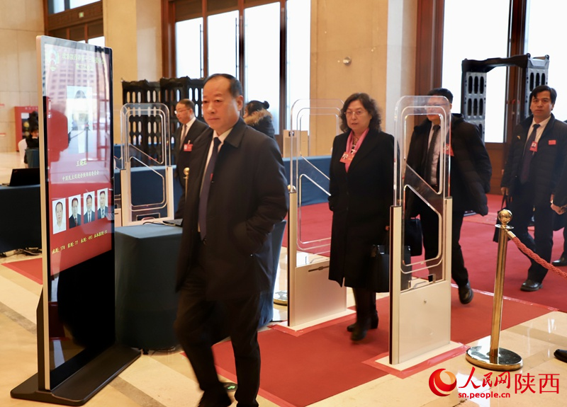 委員們步入會場。人民網(wǎng)記者 鄒星攝