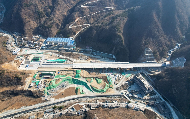 西康高鐵全線最長隧道——秦嶺太興山隧道順利貫通。劉一江攝