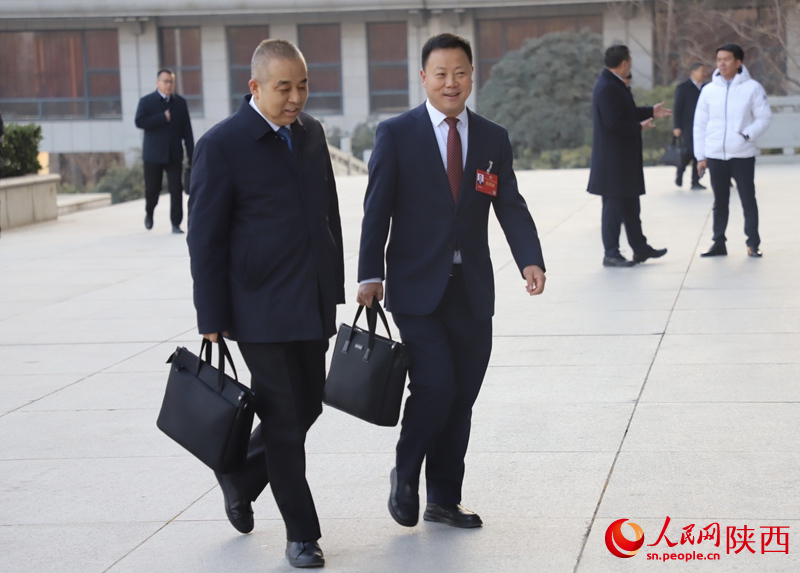 代表、委員們步入會場。人民網(wǎng)記者 鄒星攝