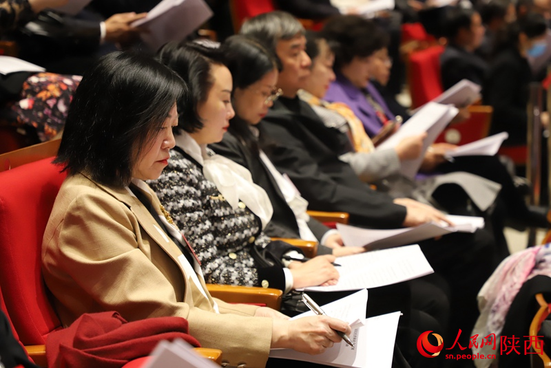 開幕會現(xiàn)場，代表、委員們認(rèn)真聆聽政府工作報(bào)告。人民網(wǎng)記者 鄒星攝