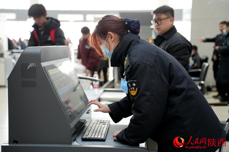 工作人員正在通過安檢智能判圖系統(tǒng)錄入違禁物品信息。人民網(wǎng)記者 鄧楠攝