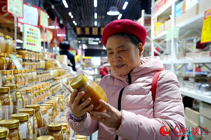 西安市民挑選進口食品。人民網(wǎng)記者 賈凱璐攝