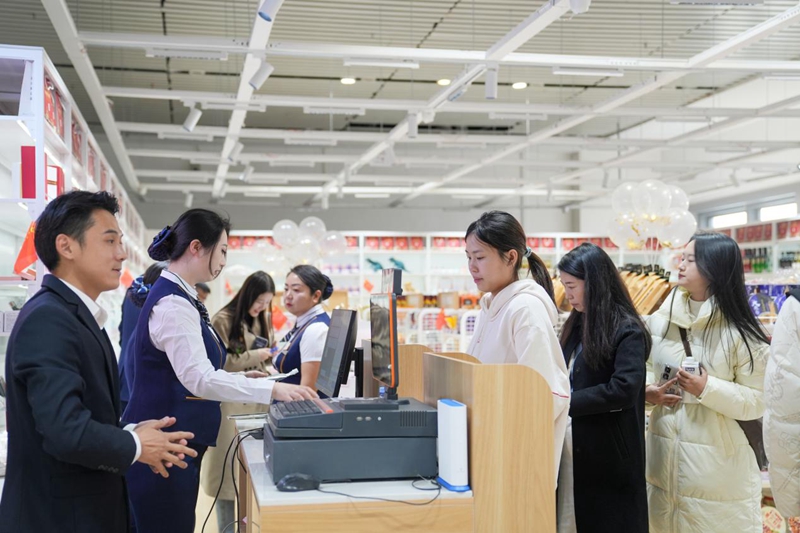中歐班列進口商品（保稅）店內，旅客排隊購買商品。陳喆攝