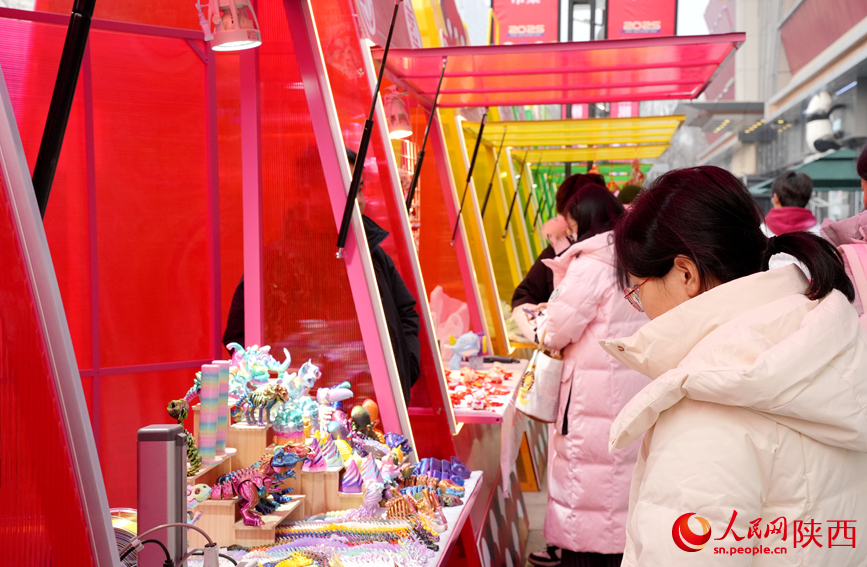 市民在年貨節(jié)現(xiàn)場選購年貨。人民網(wǎng)記者 賈凱璐攝