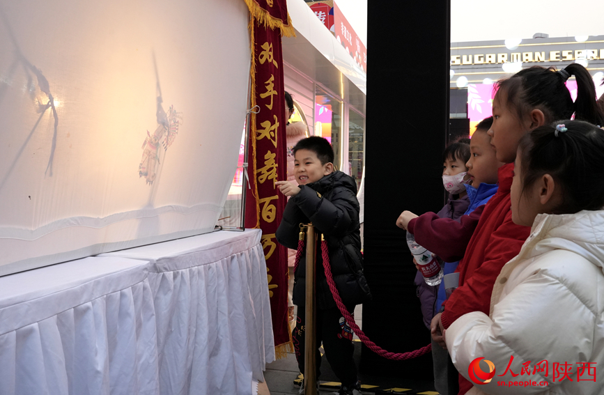 小觀眾們正在觀看皮影戲。人民網(wǎng)記者 賈凱璐攝
