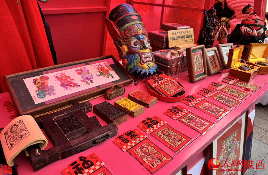 木版年畫展位上，改良后的小尺寸年畫。人民網(wǎng)記者 賈凱璐攝