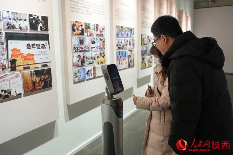 展覽現(xiàn)場(chǎng)的互動(dòng)體驗(yàn)裝置。人民網(wǎng)記者 李志強(qiáng)攝