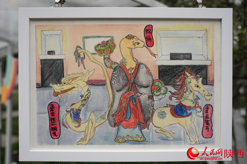 現(xiàn)場(chǎng)展出的蛇年主題繪畫作品。人民網(wǎng)記者 李志強(qiáng)攝