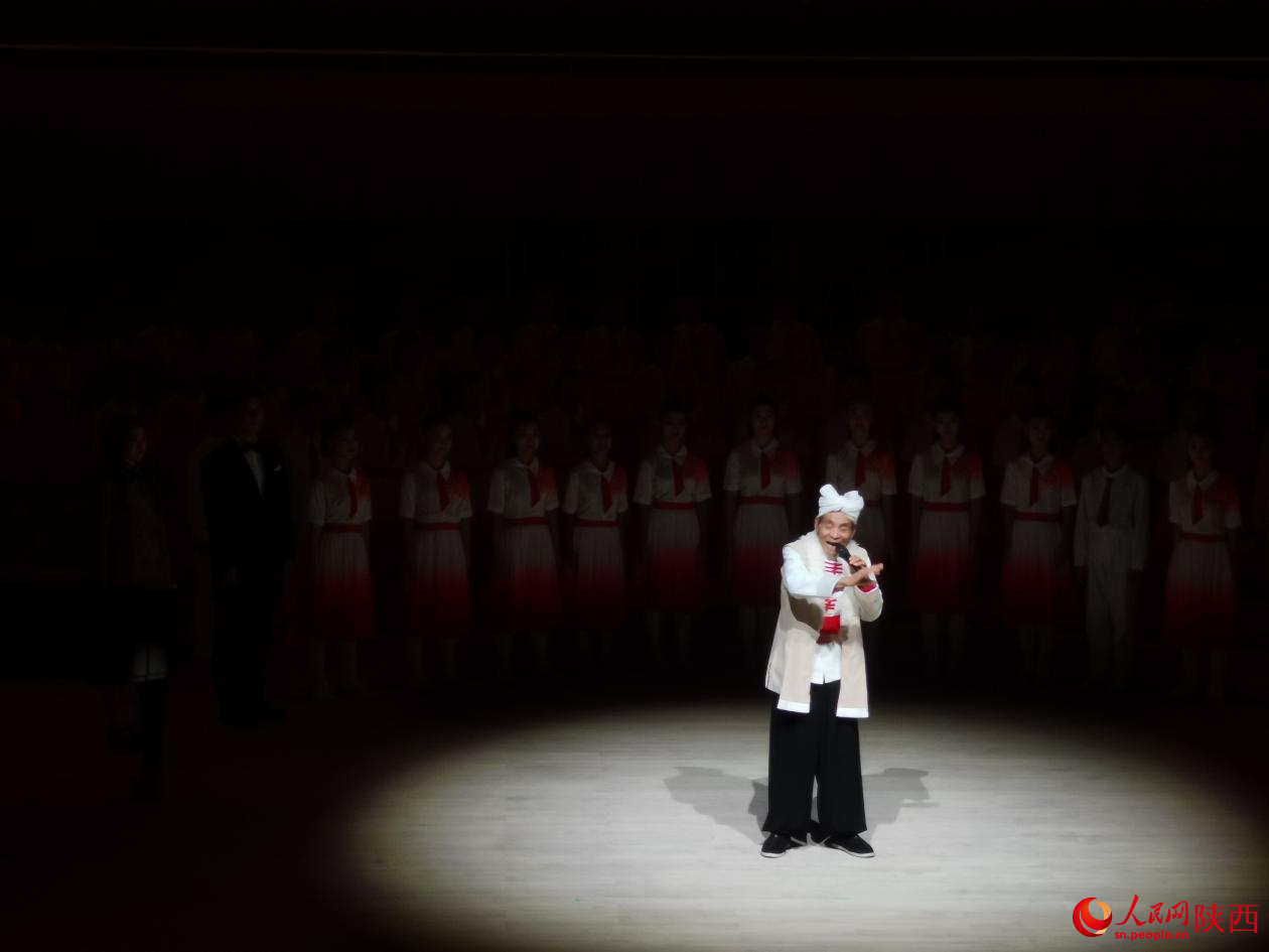 1月22日晚，在西安大劇院音樂廳，陜北民歌藝術(shù)家清唱《東方紅》，拉開音樂會(huì)帷幕。人民網(wǎng) 王麗攝