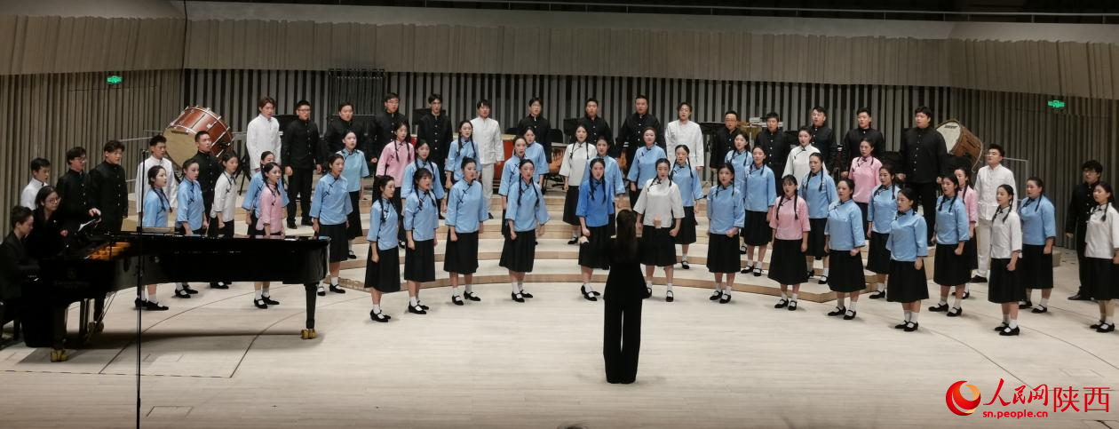 演唱《保衛(wèi)黃河》。人民網(wǎng) 王麗攝