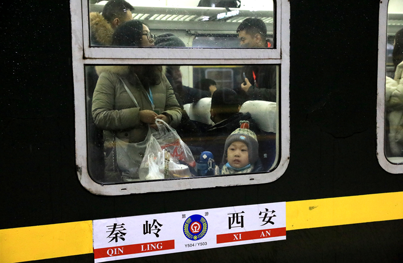 2025年首趟“秦嶺冰雪游”旅游列車開行。吳超攝