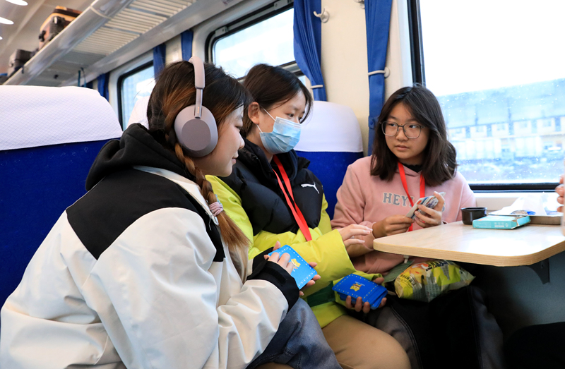 游客乘坐“秦嶺冰雪游”旅游列車開啟冬日冰雪之旅。程茹悅攝