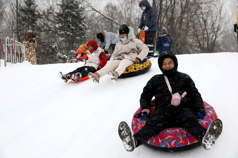 游客在秦嶺嬉雪樂園玩雪。程茹悅攝