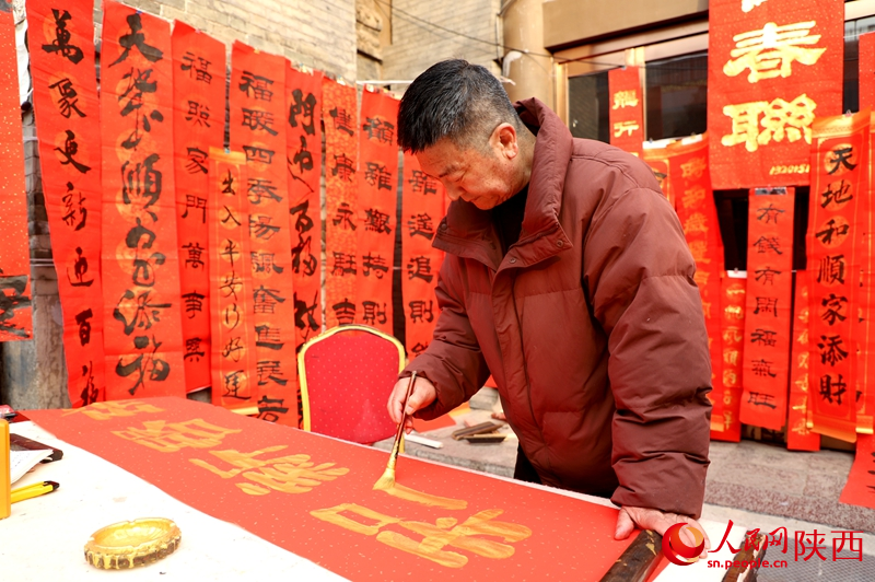 書法愛好者在書院門步行街揮毫潑墨，書寫春聯(lián)。人民網(wǎng)記者孫挺 攝