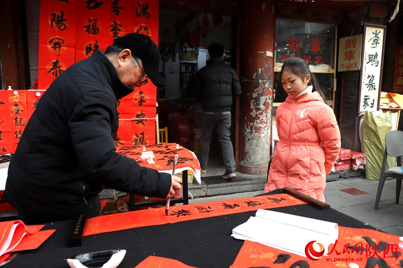 書法愛好者書寫春聯(lián)。人民網(wǎng)記者孫挺 攝