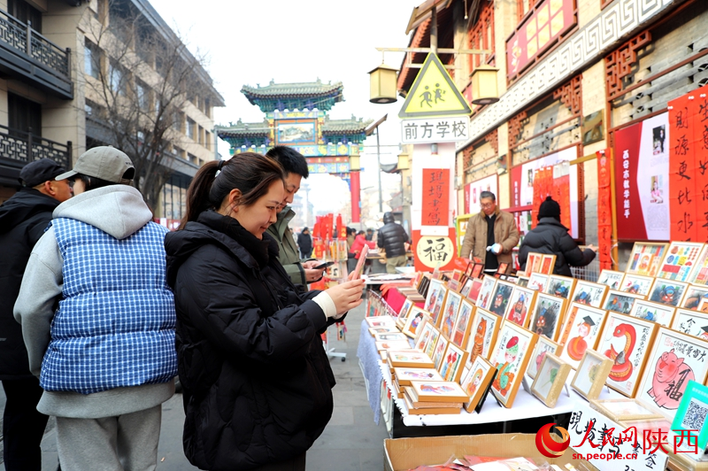 游客駐足拍照。人民網(wǎng)記者孫挺 攝