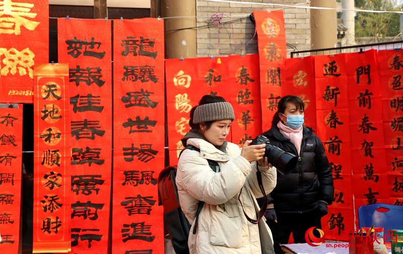 游客駐足拍照。人民網(wǎng)記者孫挺 攝